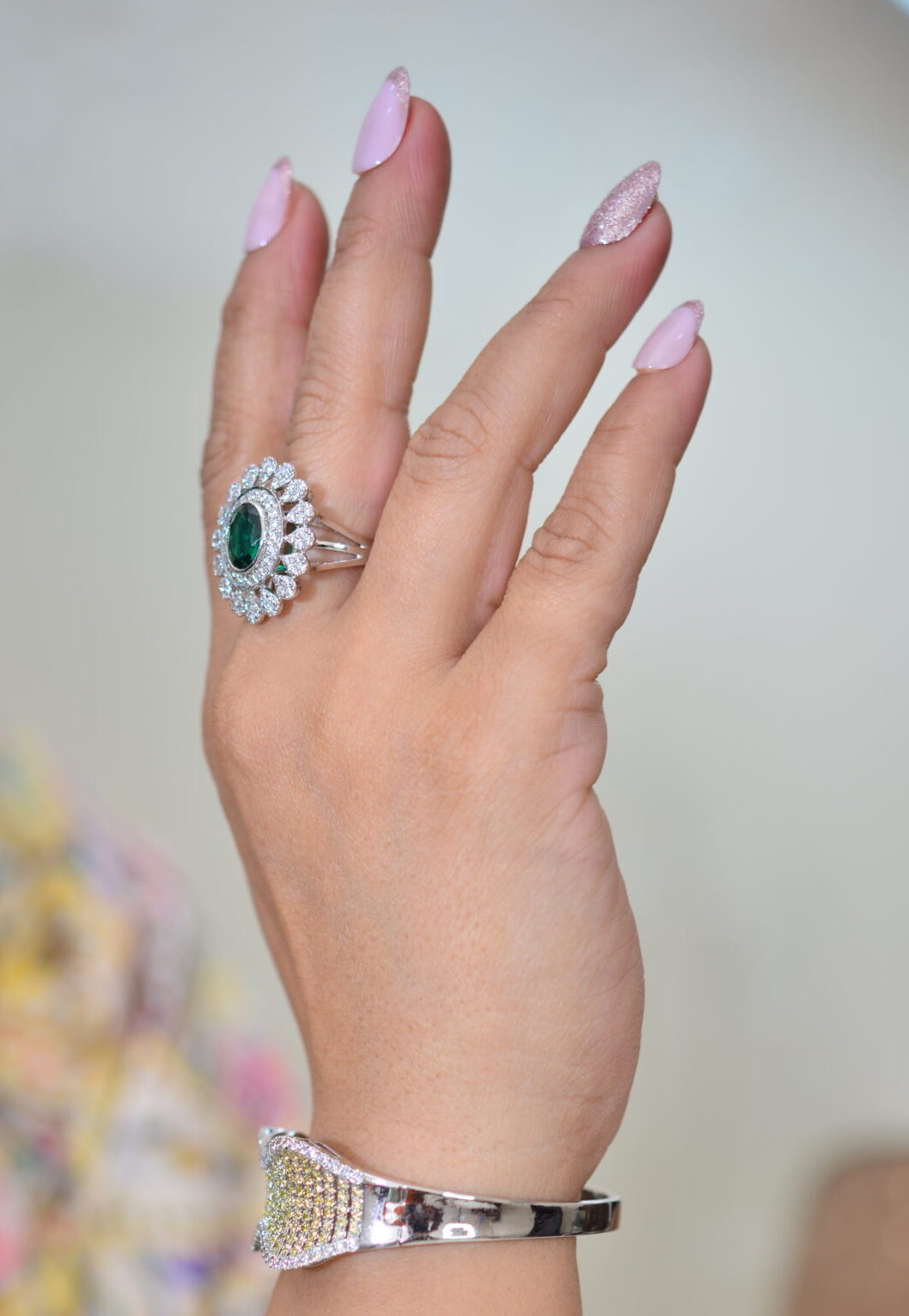 White and centered green oval stone ring SSD160 - Image 2